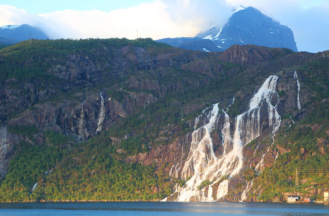 Berge und Wasserfall in der Morgendämmerung über dem Nordfjord im Oldedalen-Tal, bei Olden, Vestland, Norwegen, Skandinavien, Europa