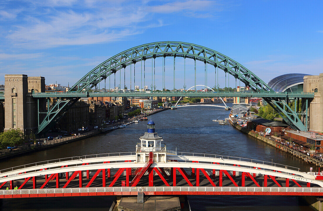 Tyne-Brücke und Drehbrücke, Newcastle-upon-Tyne, Tyne and Wear, England, Vereinigtes Königreich, Europa