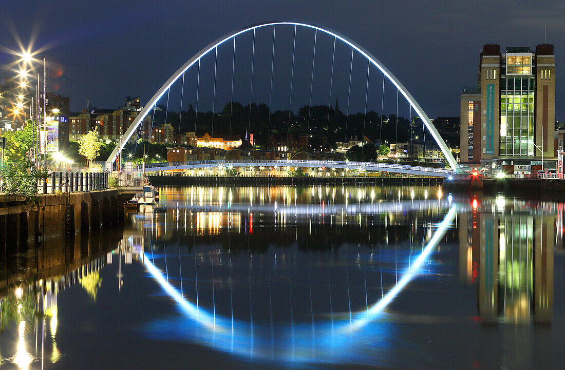 Gateshead Millennium Bridge bei Nacht, Newcastle-upon-Tyne, Tyne and Wear, England, Vereinigtes Königreich, Europa