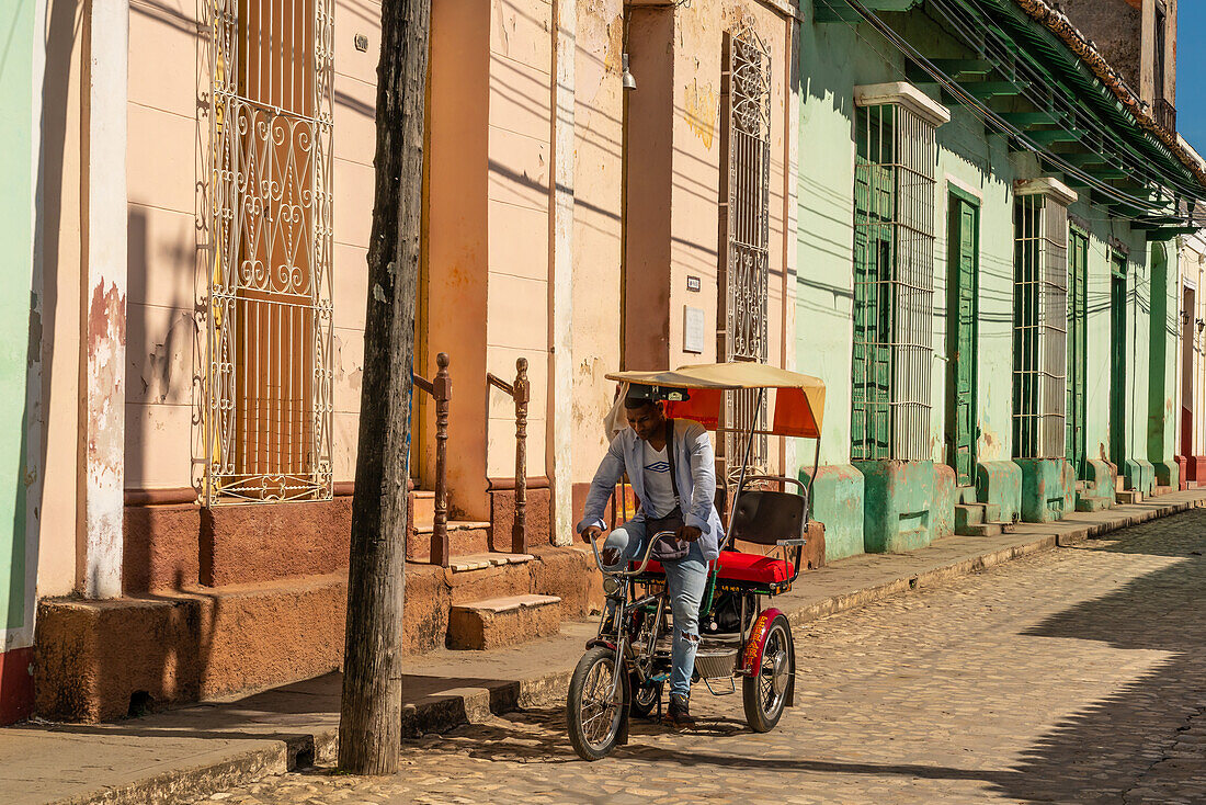 Fahrrad-Buggy namens Ferrari fährt eine Kopfsteinpflasterstraße hinunter, Trinidad, Kuba, Westindien, Karibik, Mittelamerika