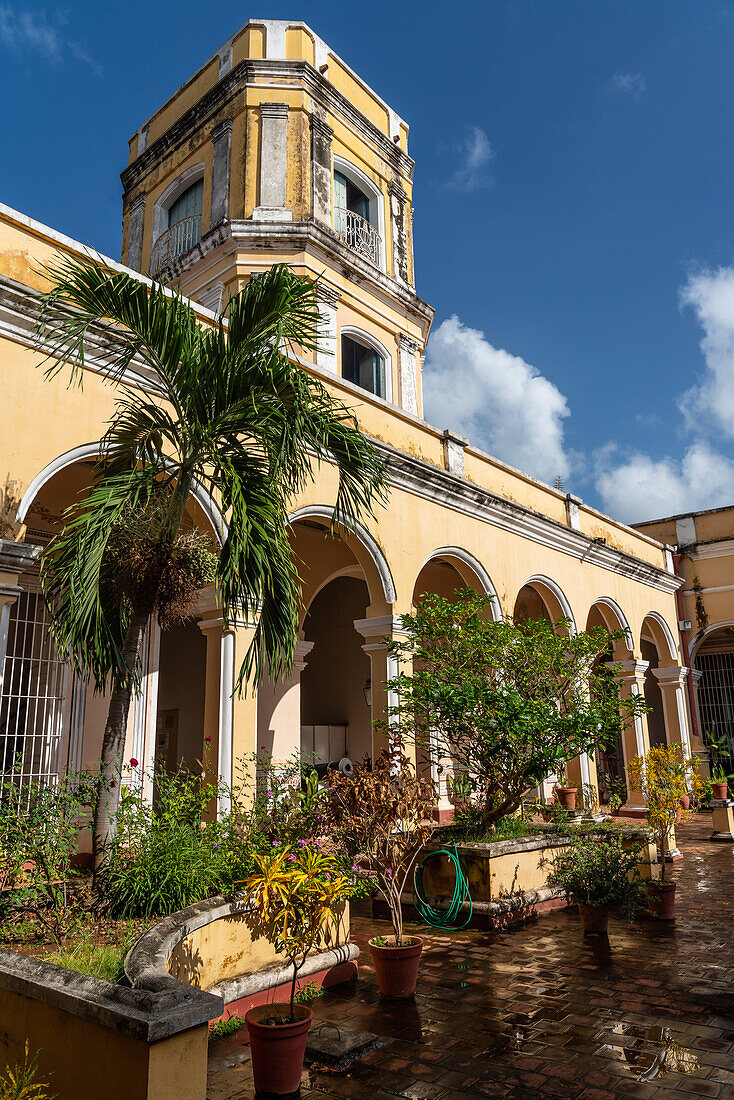 Innenhof und Turm des Herrenhauses eines Zucker- und Eisenbahnbarons aus dem 19. Jahrhundert, Palacio Cantero, Trinidad, Kuba, Westindien, Karibik, Mittelamerika