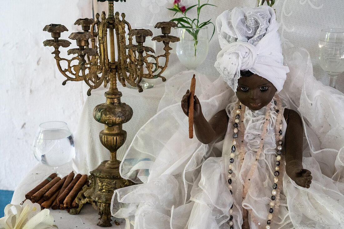 Schwarze Puppe, Zigarren und Schrein im Santeria-Tempel (afrokubanische Religion), Trinidad, Kuba, Westindische Inseln, Karibik, Mittelamerika