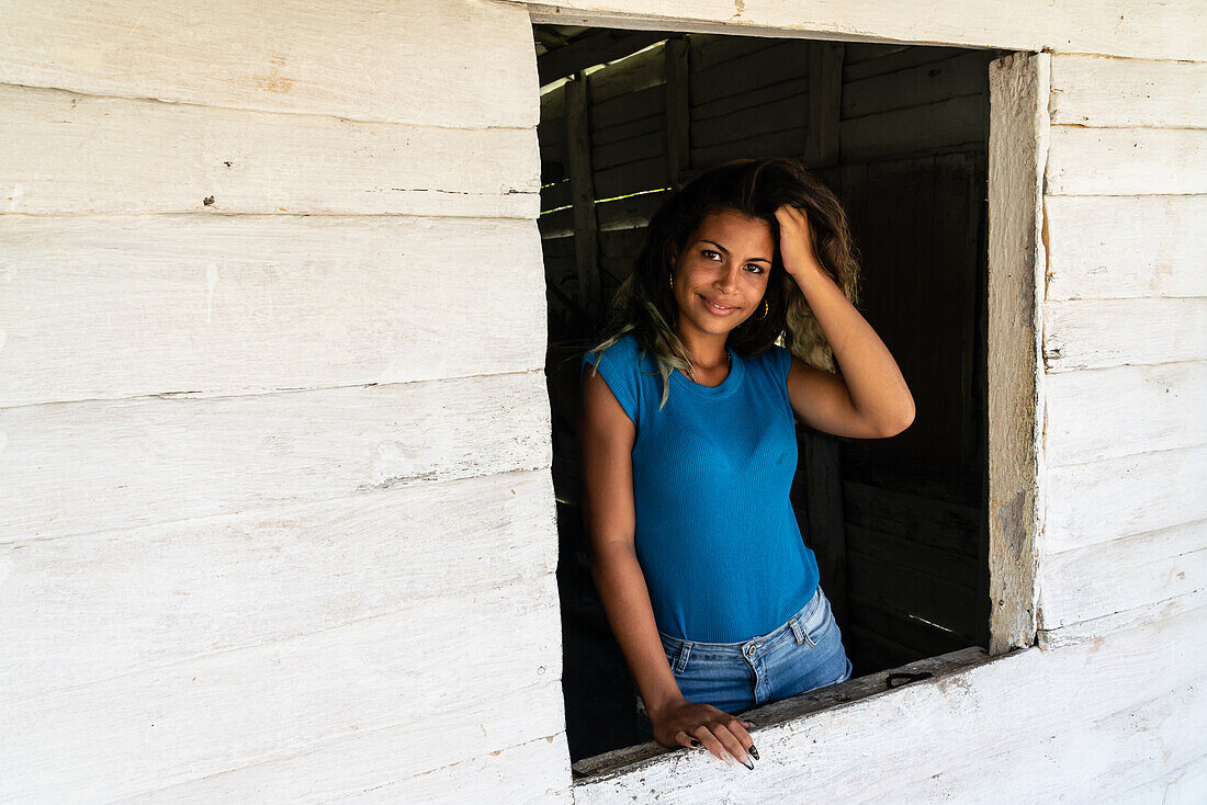 Textilverkäuferin an ihrem Schaufenster, Valle de los Ingenios, bei Trinidad, Kuba, Westindien, Karibik, Mittelamerika
