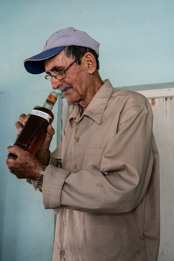 Honigerzeuger beim Beschnuppern seiner Produktion, Condado, bei Trinidad, Kuba, Westindien, Karibik, Mittelamerika