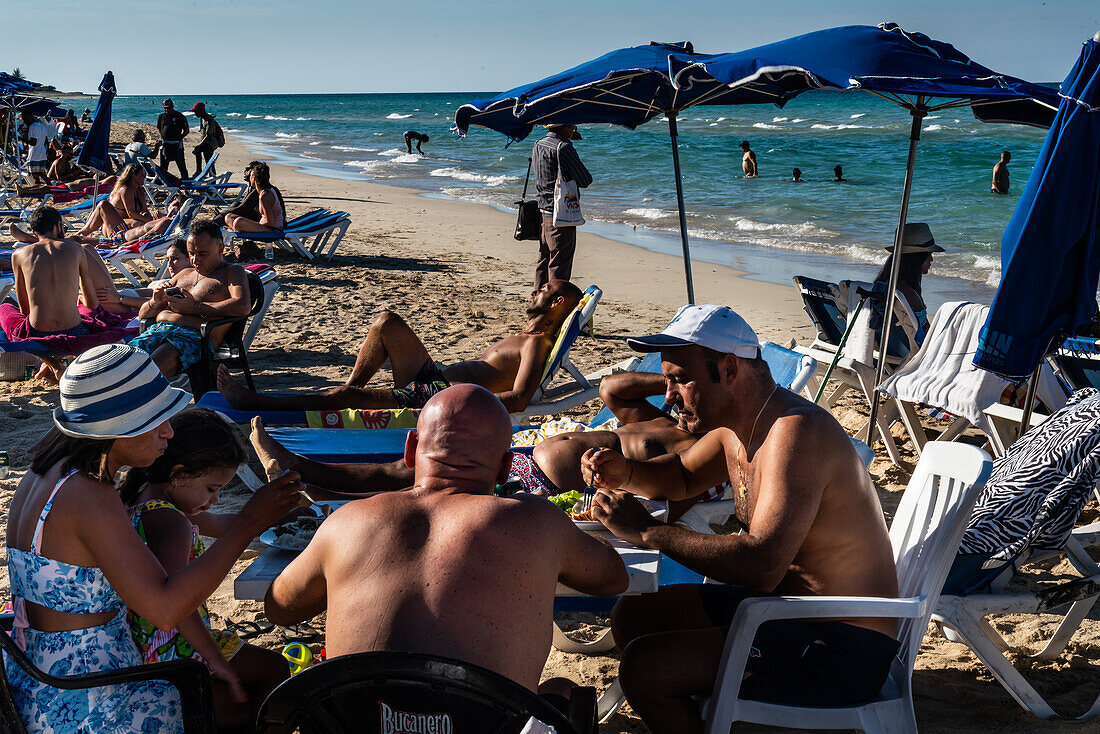Überfüllter und belebter öffentlicher Strand, Playas del Este, nahe Havanna, Kuba, Westindien, Karibik, Mittelamerika