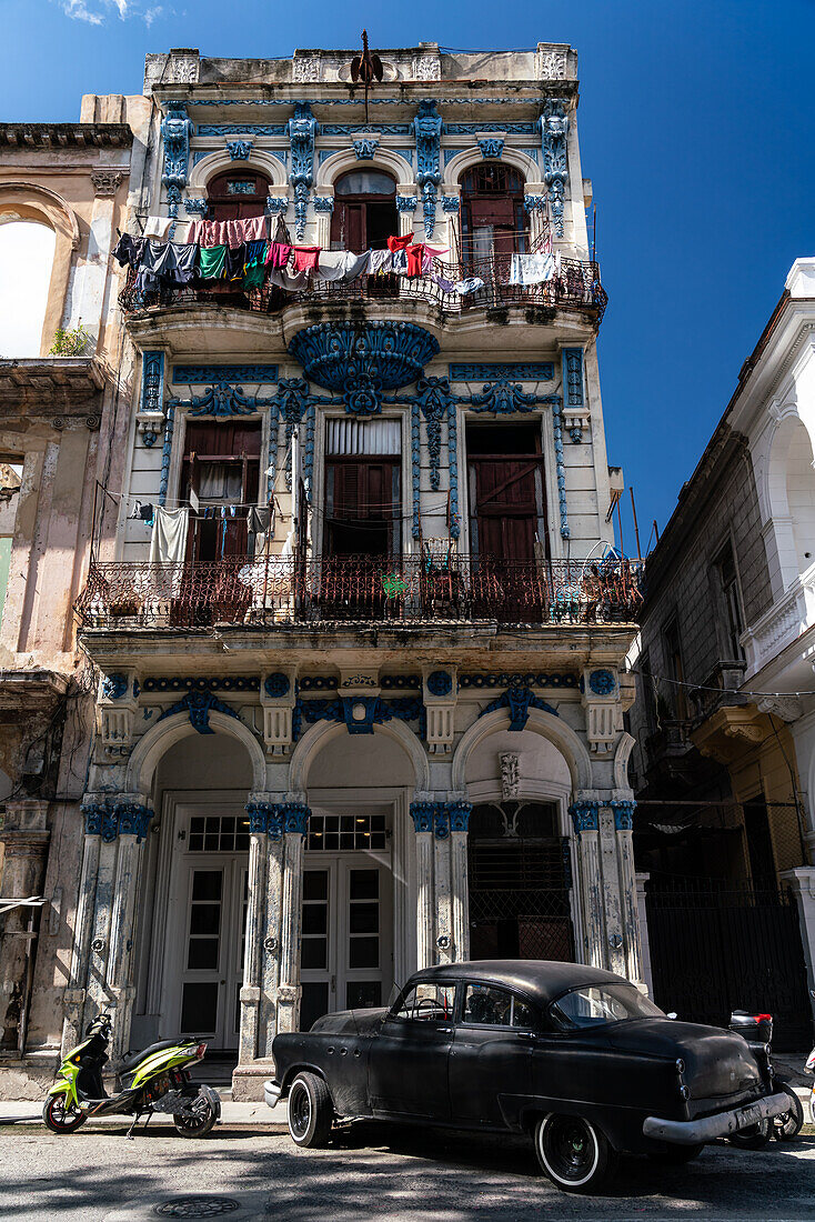 Typisches verfallendes ehemaliges Herrenhaus, Oldtimer vor dem Haus geparkt, in Zentral-Havanna, Kuba, Westindien, Karibik, Mittelamerika