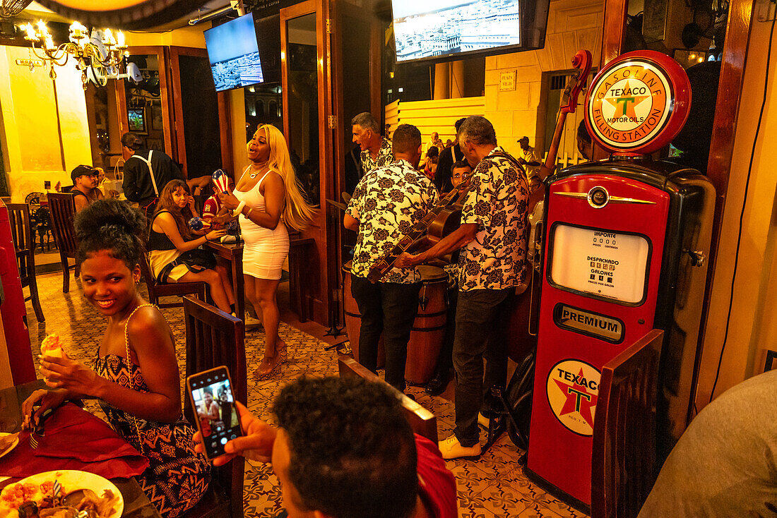 Salsa-Band und Sängerin spielen in einem Retro-Restaurant, Alt-Havanna, Kuba, Westindien, Karibik, Mittelamerika