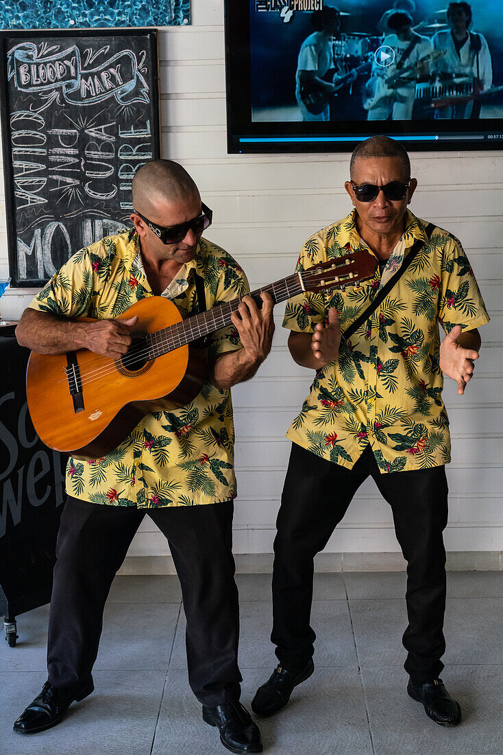 Salsa-Band in einem Einkaufszentrum, Varadero, Kuba, Westindische Inseln, Karibik, Mittelamerika