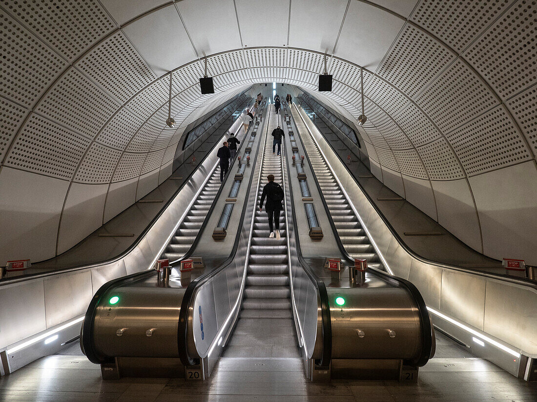 Rolltreppe auf der Elizabeth Line, London, England, Vereinigtes Königreich, Europa