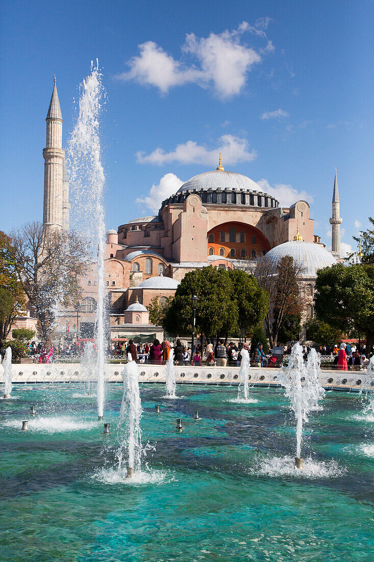 Wasserfontäne, Große Moschee Hagia Sophia, 360 n. Chr., UNESCO-Welterbe, Istanbul, Türkei, Europa