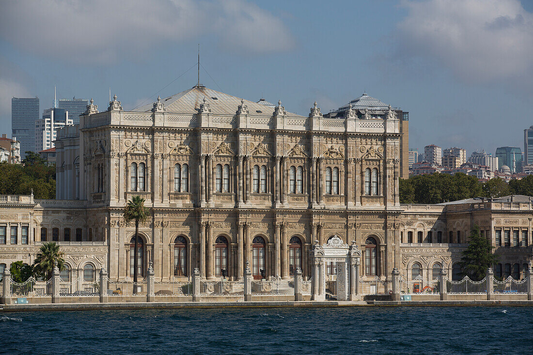 Dolmabahce-Palast, an der Bosporusstraße, Istanbul, Türkei, Europa