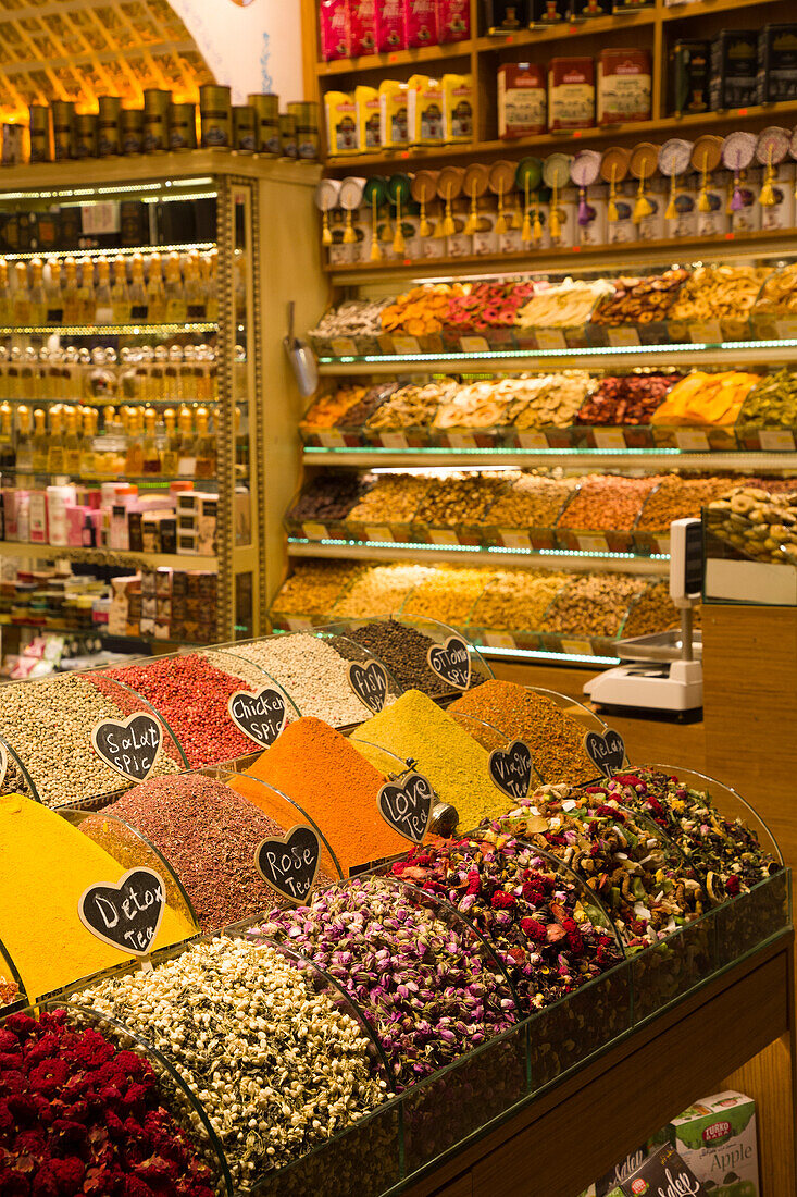 Shop Selling Variety of Goods, Spice Bazaar, Istanbul, Turkey, Europe