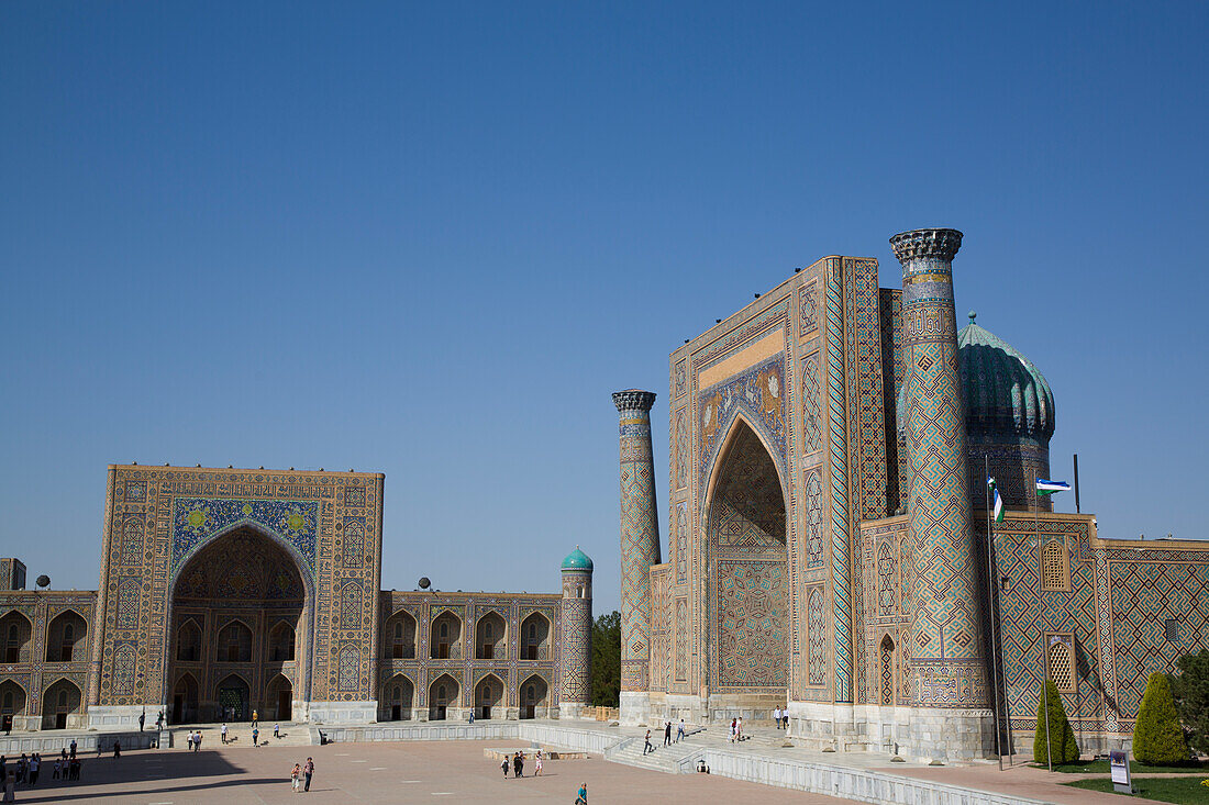 Tilla-Kari- und Sherdor-Madrassa, von links nach rechts, Registan-Platz, UNESCO-Welterbestätte, Samarkand, Usbekistan, Zentralasien, Asien