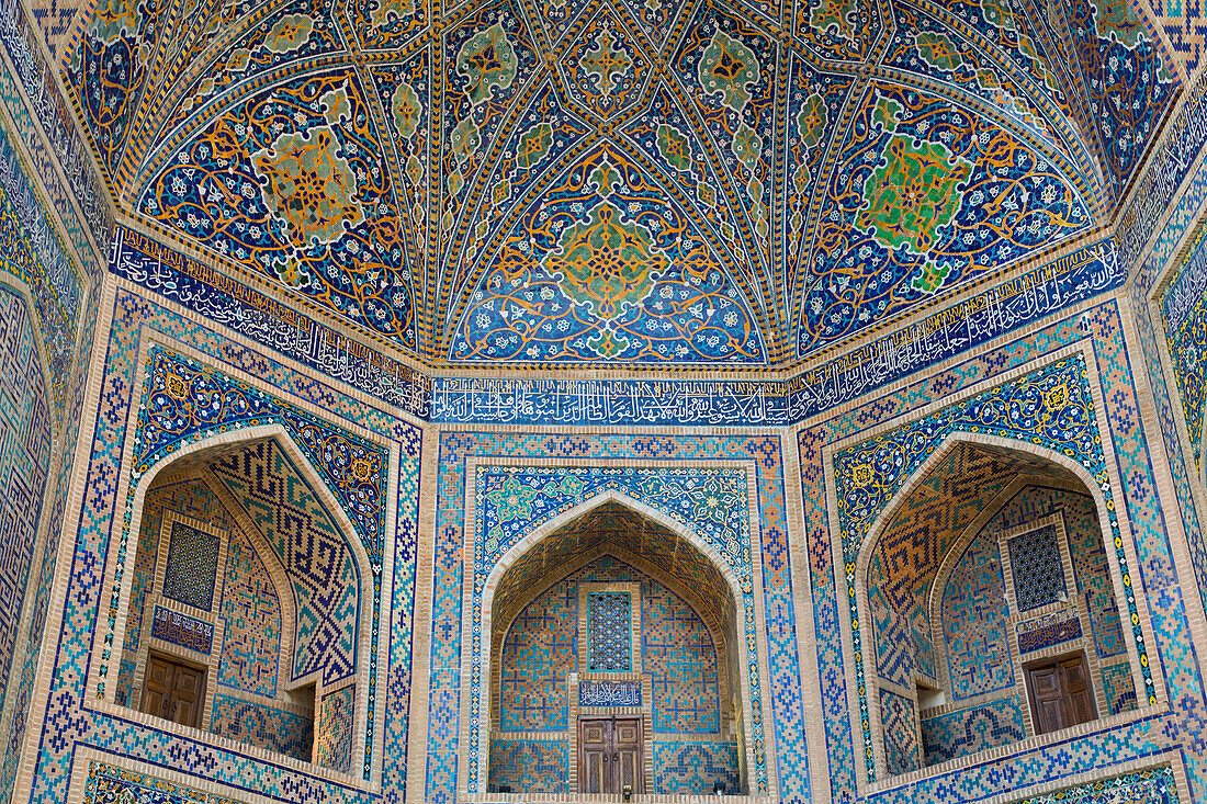 Decken- und Wandfliesen am Eingang, Tilla-Kari-Madrassa, fertiggestellt 1660, Registan-Platz, UNESCO-Welterbe, Samarkand, Usbekistan, Zentralasien, Asien