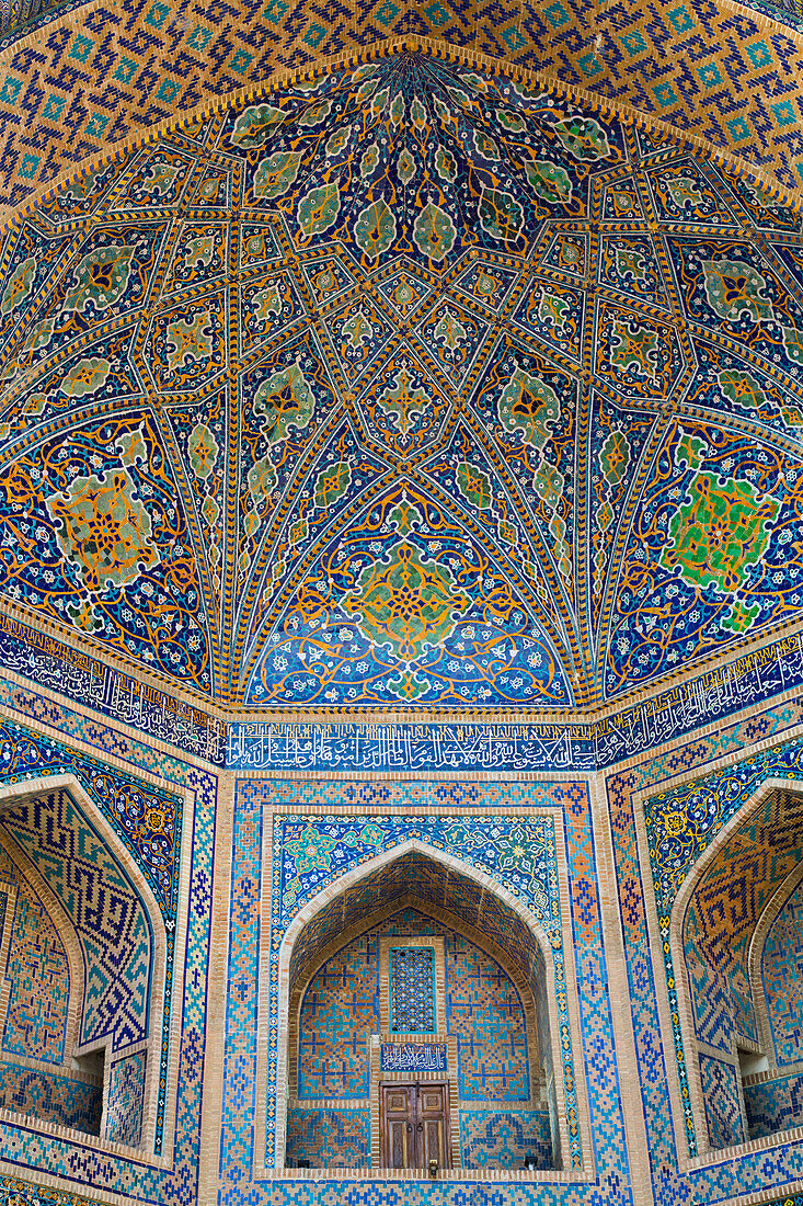 Eingang, Decke und Wandfliesen, Tilla-Kari Madrassa, fertiggestellt 1660, Registan-Platz, UNESCO-Welterbe, Samarkand, Usbekistan, Zentralasien, Asien