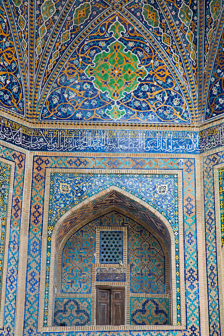 Eingangsdecke und Wandfliesen, Tilla-Kari Madrassa, fertiggestellt 1660, Registan-Platz, UNESCO-Welterbestätte, Samarkand, Usbekistan, Zentralasien, Asien