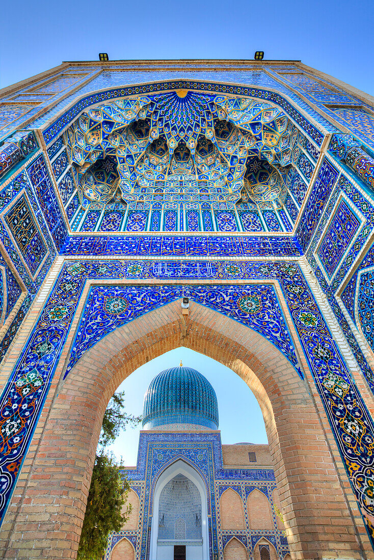 Eingang, Muqarnas (Wabengewölbe), Gur-E-Amir-Mausoleum, erbaut 1403, Grabstätte von Amir Temir, UNESCO-Welterbestätte, Samarkand, Usbekistan, Zentralasien, Asien