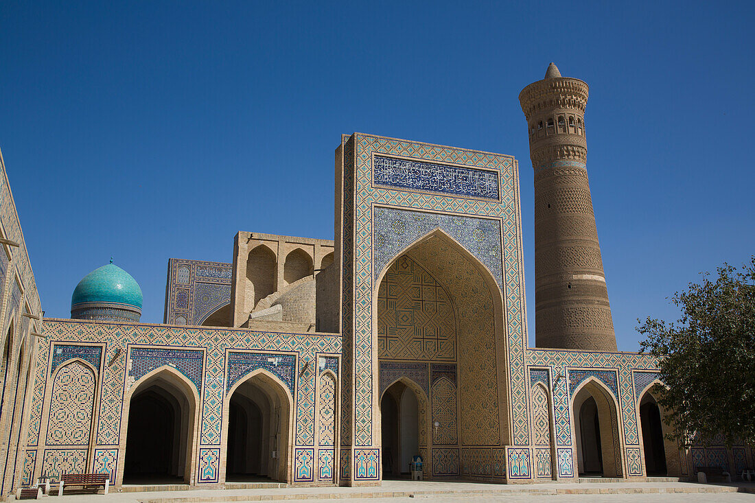 Kalyon-Moschee, 1514, im Hintergrund das Kalyon-Minarett, Poi Kalyon-Platz, UNESCO-Welterbe, Buchara, Usbekistan, Zentralasien, Asien