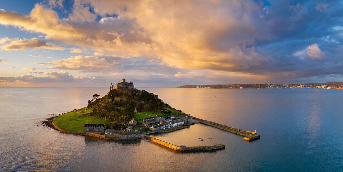 Luftaufnahme von St. Michael's Mount in der Morgendämmerung, Marazion, Cornwall, England, Vereinigtes Königreich, Europa