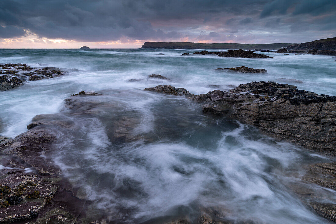 Stürmische Meereslandschaft an der nordkornischen Küste, Cornwall, England, Vereinigtes Königreich, Europa