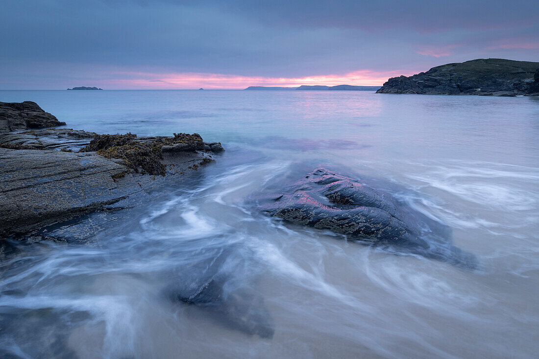 Sonnenaufgang über Mother Ivey's Bay an der nordcornischen Küste, Cornwall, England, Vereinigtes Königreich, Europa