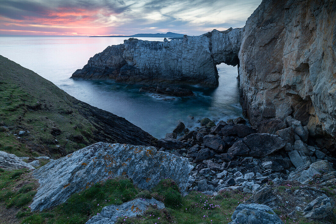 Der Weiße Bogen in Rhoscolyn auf der Isle of Anglesey, Wales, Vereinigtes Königreich, Europa