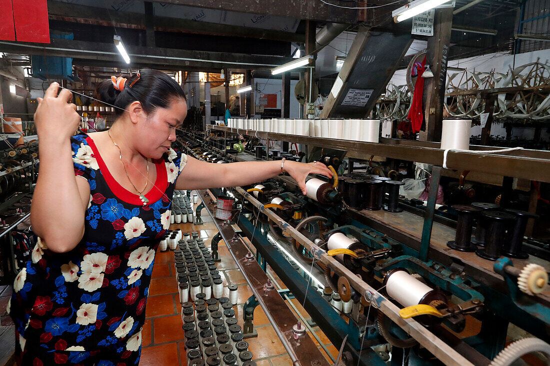 Frau arbeitet in einer traditionellen Seidenfabrik, Tan Chau, Vietnam, Indochina, Südostasien, Asien