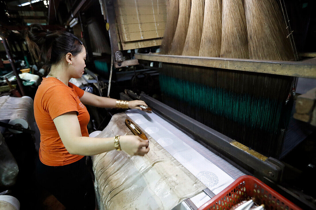 Eine traditionelle Seidenfabrik, Frau arbeitet an einem alten Seidenwebstuhl, Tan Chau, Vietnam, Indochina, Südostasien, Asien