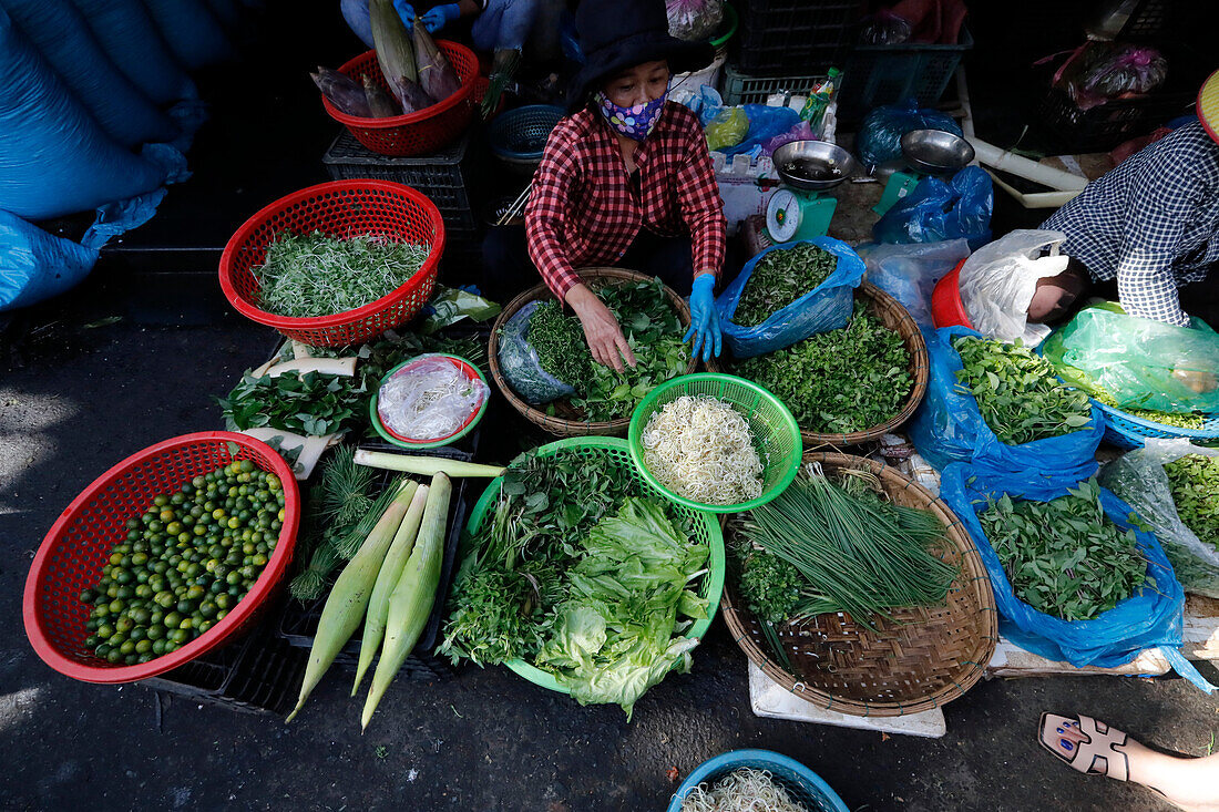 Gemüse und frische Kräuter zum Verkauf, vietnamesischer Lebensmittelmarkt, Hoi An, Vietnam, Indochina, Südostasien, Asien