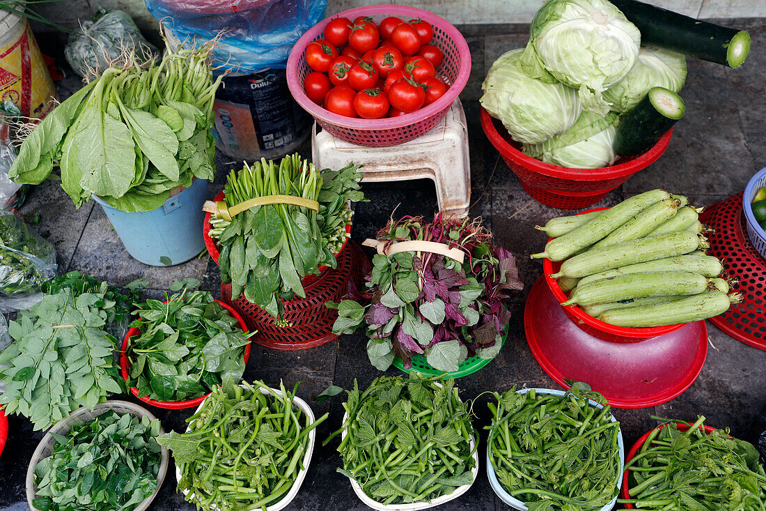 Gemüse und frische Kräuter, vietnamesischer Lebensmittelmarkt, Hanoi, Vietnam, Indochina, Südostasien, Asien