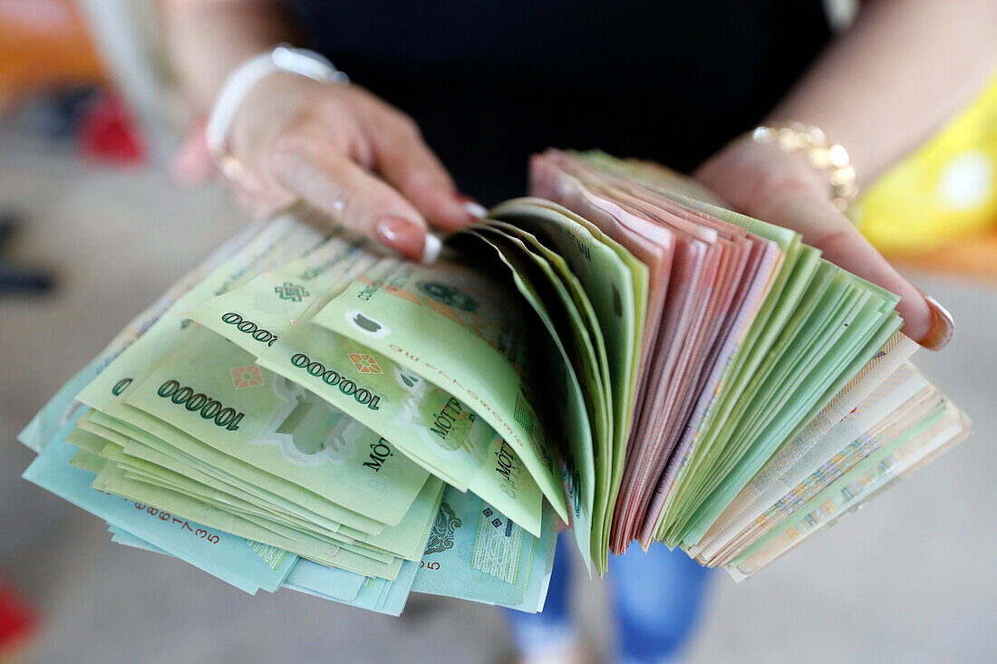 Vietnamesische Währung, der Dong, Banknoten in der Hand einer Frau, Wirtschaftskonzept, Vietnam, Indochina, Südostasien, Asien