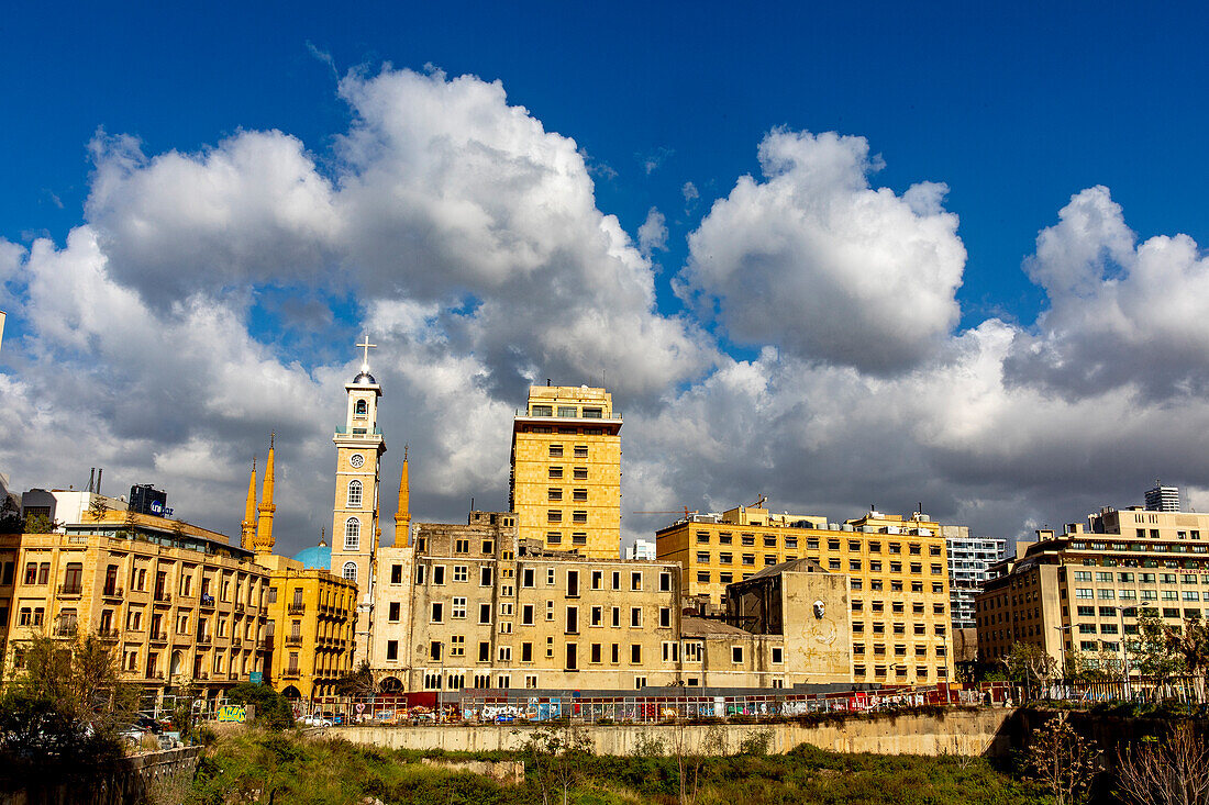 Turm der maronitischen St.-Georgs-Kathedrale und benachbarte Gebäude, Beirut, Libanon, Naher Osten