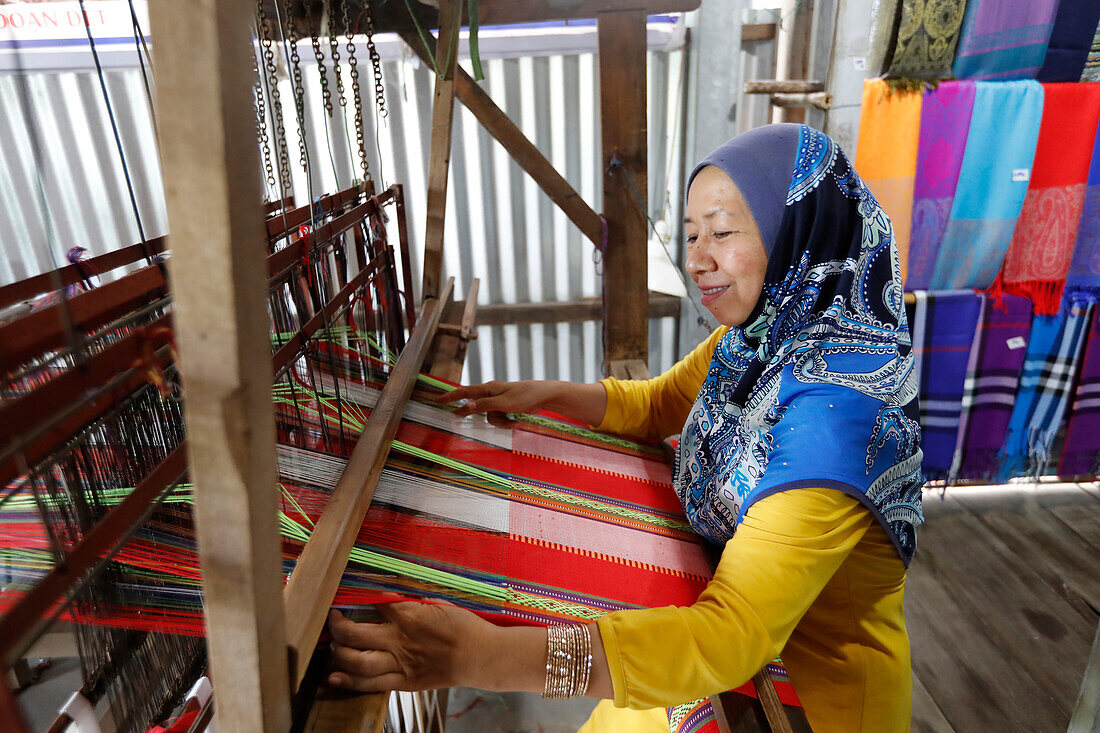 Frau arbeitet an einem alten Seidenwebstuhl, Chau Doc, Vietnam, Indochina, Südostasien, Asien