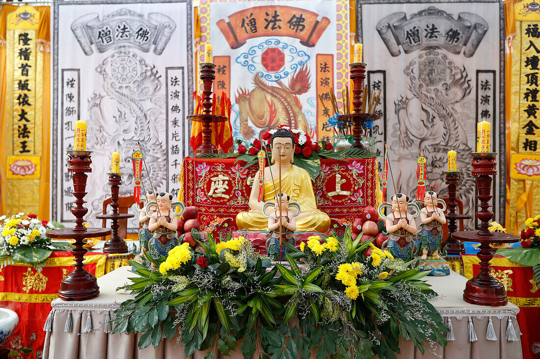 Buddha sitzend in Meditationshaltung und Altar, Phuoc Long Buddhist Temple, Tan Chau, Vietnam, Indochina, Südostasien, Asien