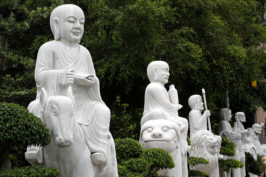 Arhat-Statuen aus Stein, jede Statue verkörpert verschiedene Emotionen, Freude, Wut, Liebe und Hass, Linh Ung Buddhistische Pagode, Danang, Vietnam, Indochina, Südostasien, Asien