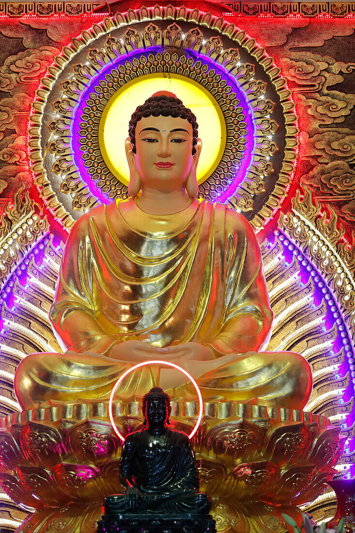 Die Erleuchtung des Buddha, Hauptaltar mit goldener Buddha-Statue, Buddhistischer Tempel Phat Ngoc Xa Loi, Vinh Long, Vietnam, Indochina, Südostasien, Asien