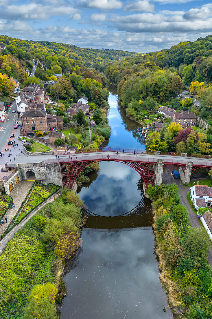 Die Eiserne Brücke über den Fluss Severn, Ironbridge-Schlucht, UNESCO-Welterbe, Ironbridge, Telford, Shropshire, England, Vereinigtes Königreich, Europa