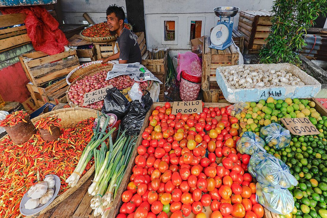 Chilis, Tomaten, Limetten und Knoblauch an einem Marktstand in der Hauptstadt, Ulu, Siau-Insel, Sangihe-Archipel, Nord-Sulawesi, Indonesien, Südostasien, Asien
