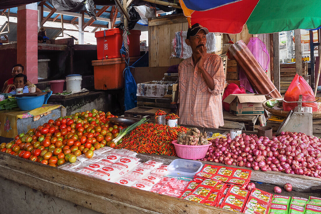 Chilis, Tomaten und Zwiebeln an einem Marktstand in der Hauptstadt, Ulu, Siau-Insel, Sangihe-Archipel, Nordsulawesi, Indonesien, Südostasien, Asien