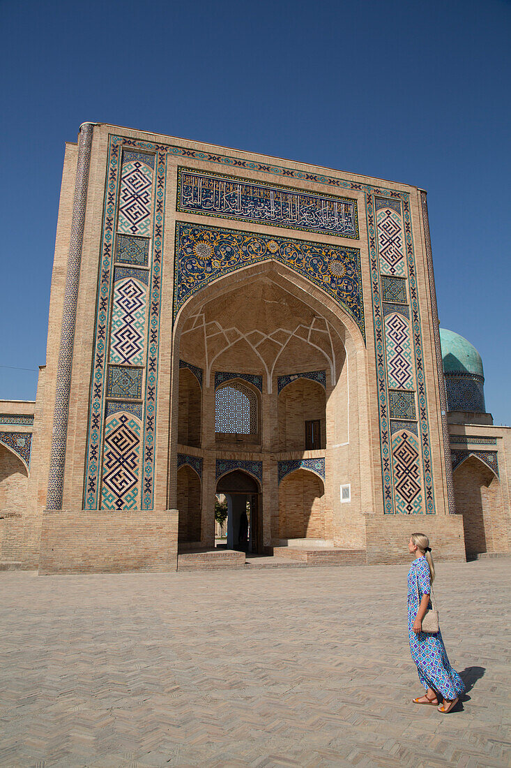 Tourist, Madrassa Barakhon, Hazrati Imam Komplex, Taschkent, Usbekistan, Zentralasien, Asien