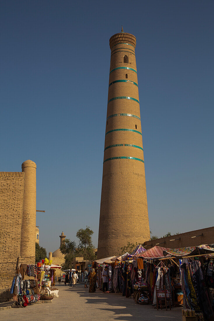 Einkaufsstraße mit Juma-Minarett, Ichon Qala (Itchan Kala), UNESCO-Welterbe, Chiwa, Usbekistan, Zentralasien, Asien