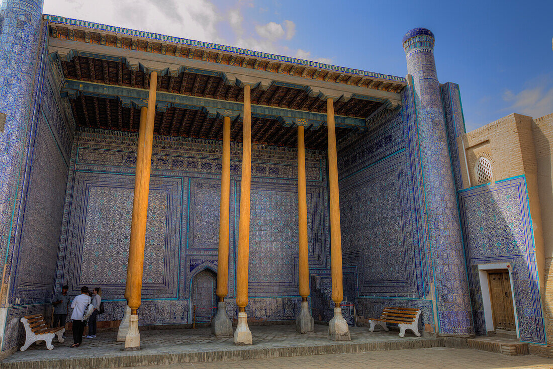 Touristen mit Führer, Die öffentliche Audienzhalle, Kunya Ark Zitadelle, Ichon Qala (Itchan Kala), UNESCO Weltkulturerbe, Chiwa, Usbekistan, Zentralasien, Asien
