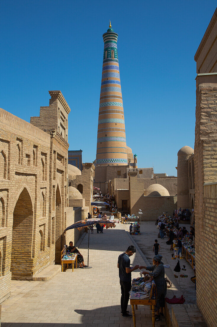 Einkaufsstraße, im Hintergrund das islamische Khoja-Minarett, Ichon Qala (Itchan Kala), UNESCO-Welterbe, Chiwa, Usbekistan, Zentralasien, Asien