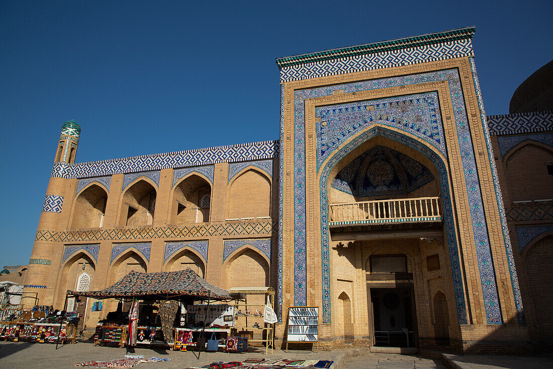 Waren zum Verkauf, Islam Khoja Madrassa, Ichon Qala (Itchan Kala), UNESCO-Welterbe, Chiwa, Usbekistan, Zentralasien, Asien