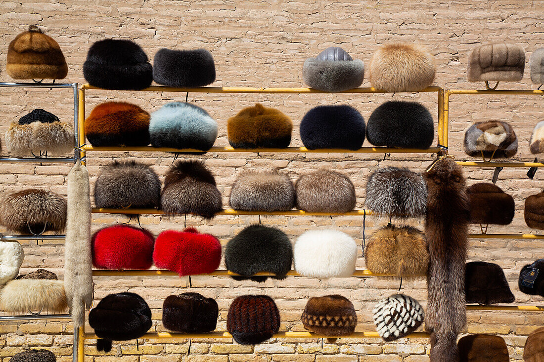 Hüte zu verkaufen, Ichon Qala, UNESCO-Welterbe, Chiwa, Usbekistan, Zentralasien, Asien