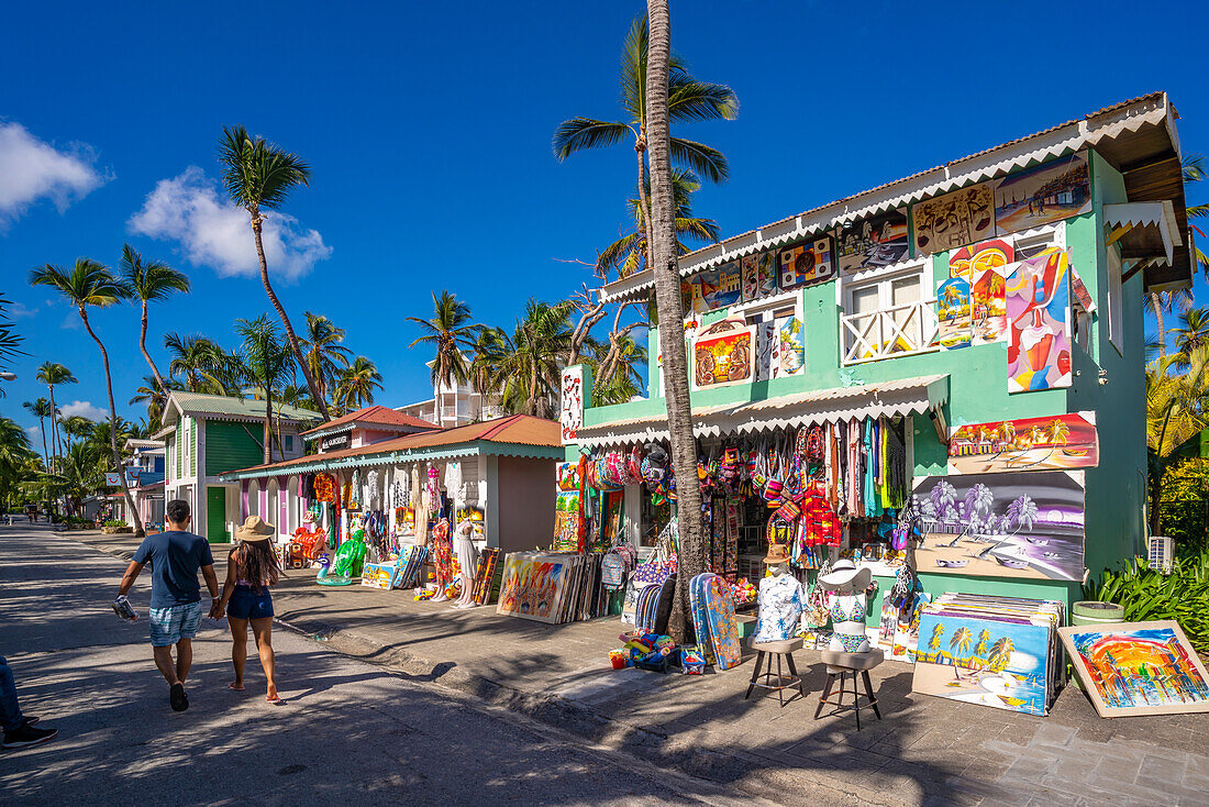 Blick auf bunte Geschäfte am Bavaro Beach, Punta Cana, Dominikanische Republik, Westindische Inseln, Karibik, Mittelamerika