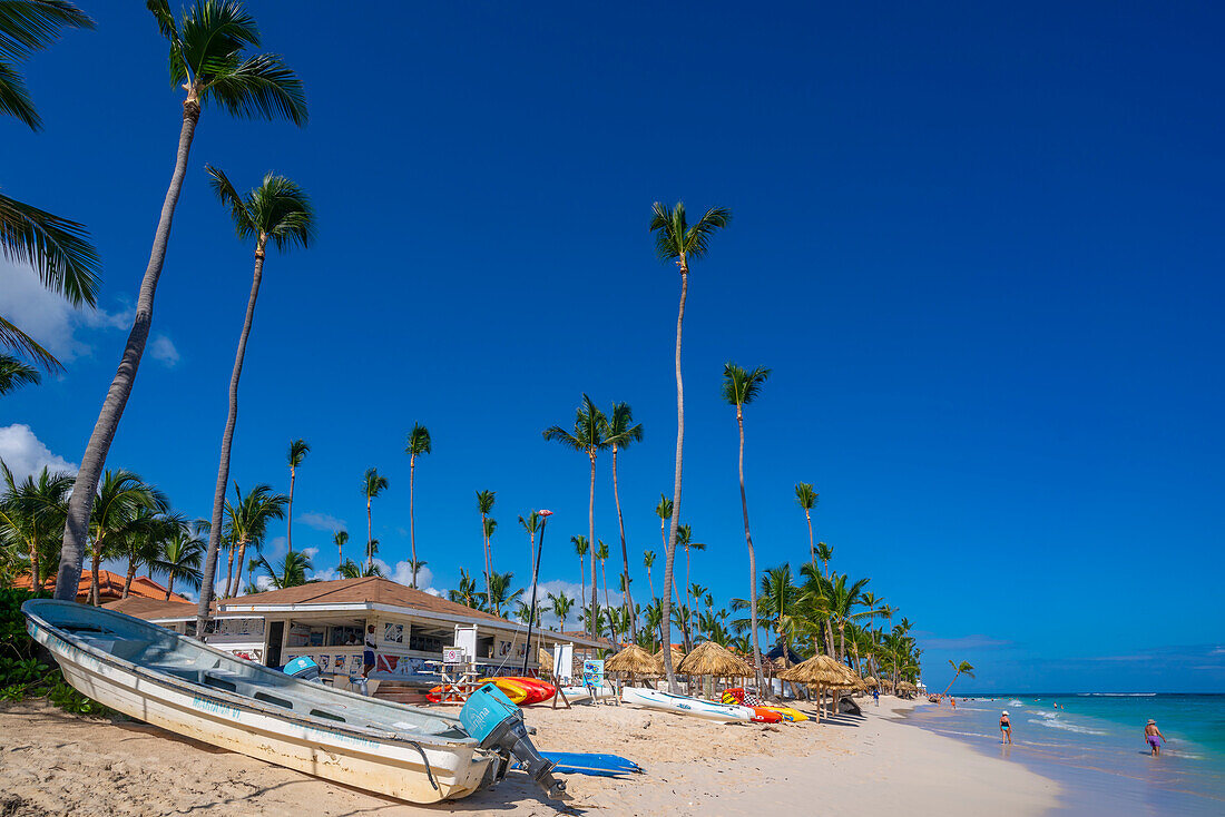 Blick auf Boot und Palmen am Bavaro Beach, Punta Cana, Dominikanische Republik, Westindische Inseln, Karibik, Mittelamerika