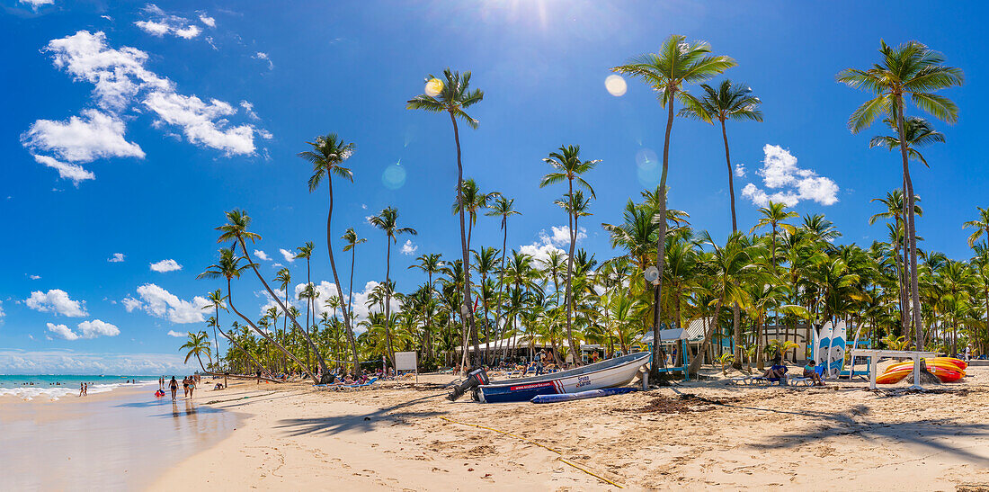 Blick auf Palmen und Meer am Bavaro Beach, Punta Cana, Dominikanische Republik, Westindische Inseln, Karibik, Mittelamerika