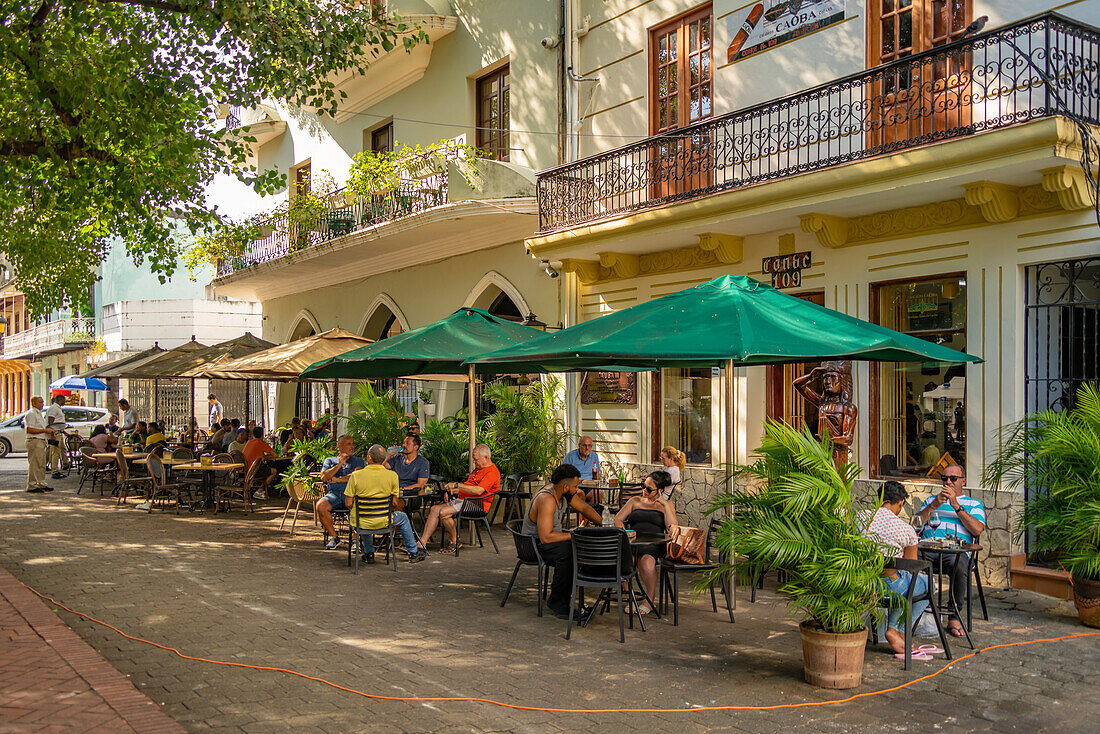 Blick auf Café und Restaurant im Columbus Park, Santo Domingo, Dominikanische Republik, Westindische Inseln, Karibik, Mittelamerika