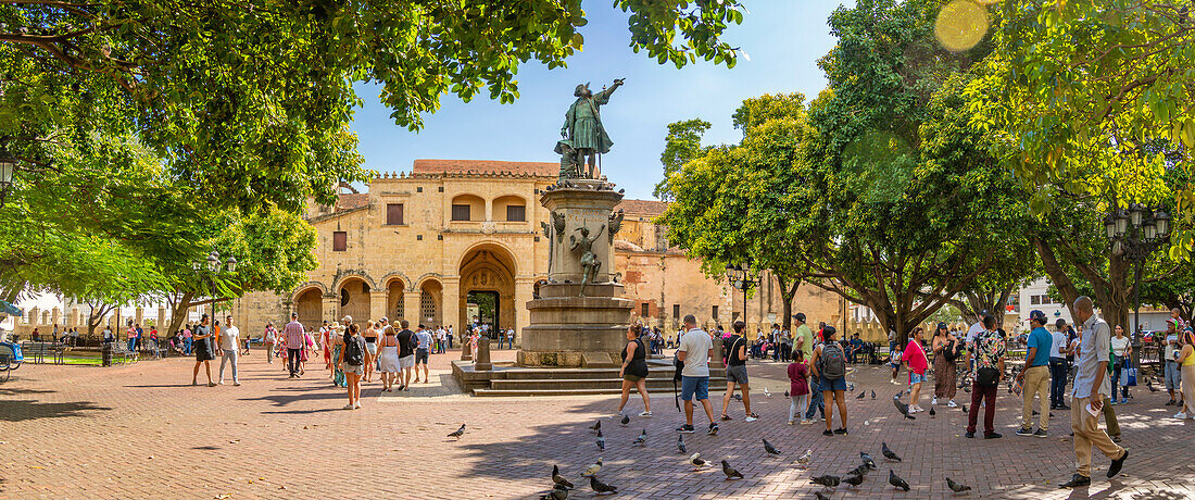 View of Columbus statue in Columbus Park, Santo Domingo, Dominican Republic, West Indies, Caribbean, Central America